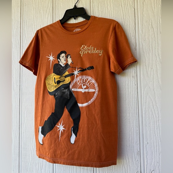 Elvis Presley Singing Graphic Tee - Picture 8 of 9